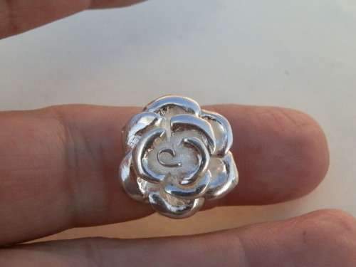 Lovely SOLID sterling silver ring - weight 6.1 g.