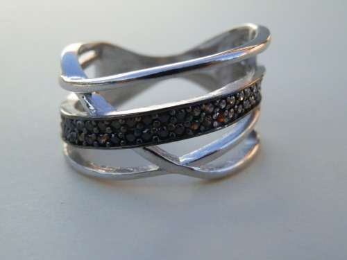 Fabulous SOLID sterling silver ring - weight 4.2 g.