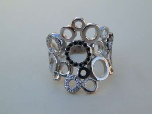 Magnificent SOLID sterling silver ring - weight 4.9 g.