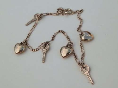 Awesome solid 9 ct gold charm bracelet - weight 3.7 g.
