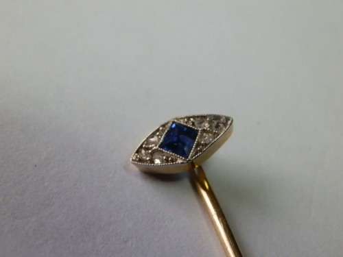 Gorgeous solid 18 ct gold diamond and blue sapphire pin - weight 1.4 g.  Thirty (30) days to pay