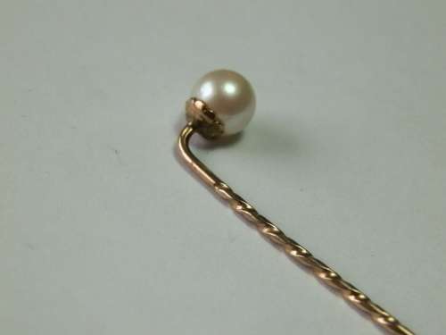 Lovely old solid 9 ct gold pearl pin - thirty (30) days to pay