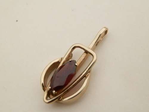 Elegant solid 9 ct gold garnet pendant - weight 2.2 g.