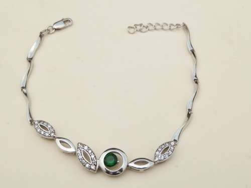 Lovely solid sterling silver bracelet - weight 8.2 g.