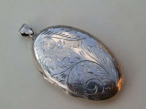 Elegant solid sterling silver locket - weight 14.9 g.  Thirty (30) days to pay