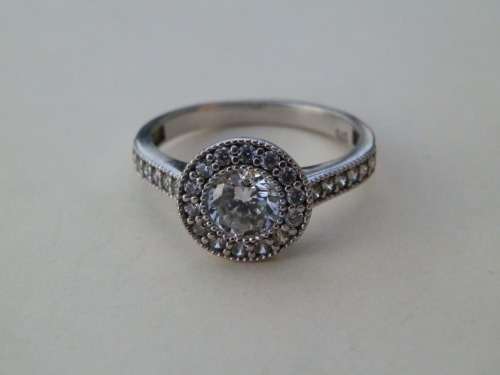 Gorgeous solid 9 ct gold ring - weight 2.5 g.  Thirty (30) days to pay