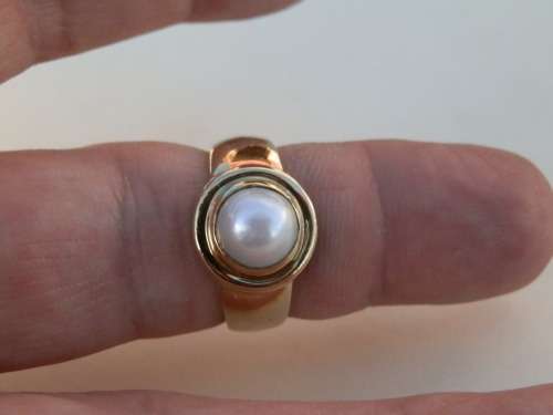 Magnificent solid 9 ct gold ring with a natural mabe - weight 5.2 g.  Thirty (30) days to pay