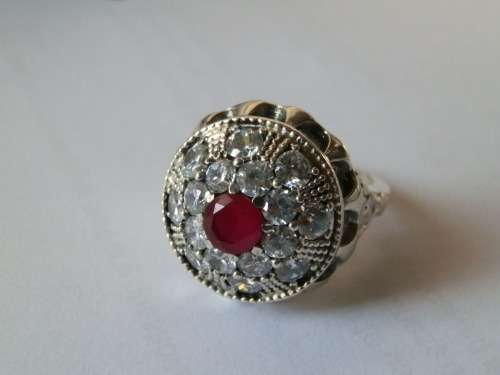 Marvelous solid sterling silver ruby ring - weight 11.9 g.