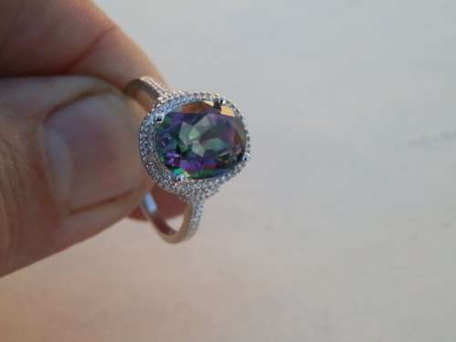 Charming solid sterling silver 2.61 mystic topaz and diamond  ring - weight 3 g.
