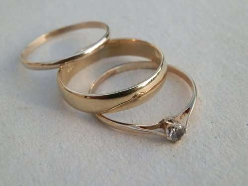 Stunning solid 9 ct gold diamond ring set - weight 2.9 g.