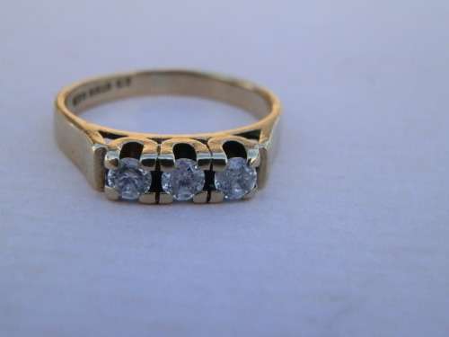 SALE!!  Charming solid 9 ct gold cubic ring - weight 2.5 g.  Thirty (30) days to pay