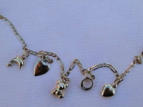 Amazing 9 ct gold charm bracelet - weight 3.3 g.  Thirty (30) days to pay