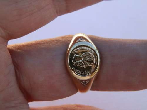Handsome solid 9 ct gold coin ring - weight 3.9 g.  Thirty (30) days to pay