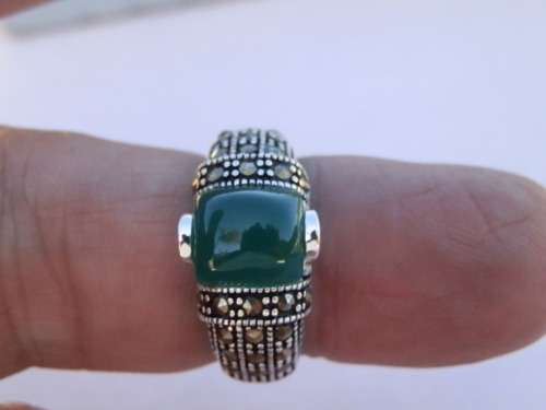 Lovely solid sterling silver jade ring - weight 5.3 g.  Thirty (30) days to pay