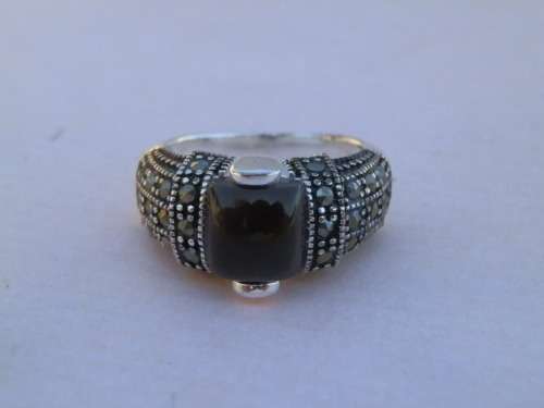 Gorgeous solid sterling silver marcasite ring - weight 5.3 g.