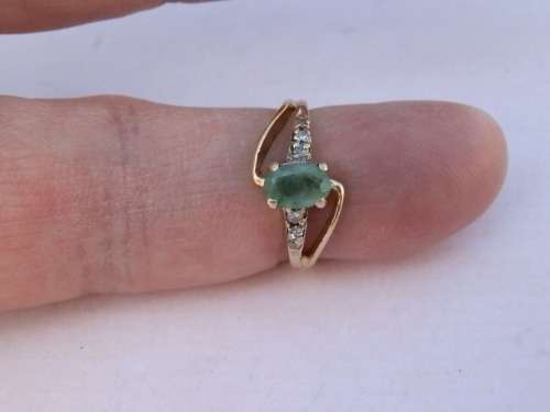 Awesome solid 9 ct gold emerald and diamond ring - weight 1.8 g.
