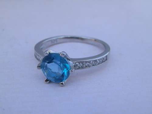 Elegant solid sterling silver ring - weight 2.6 g.