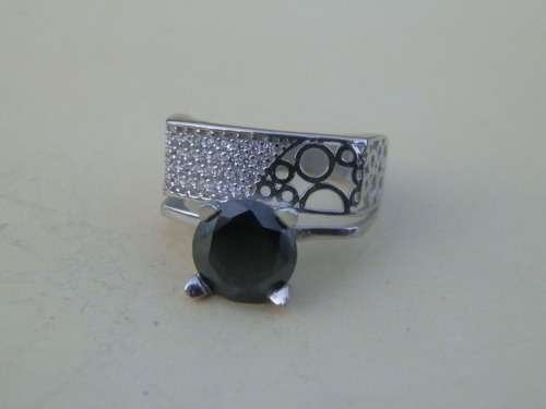 Stylish solid sterling silver 2.10 ct black diamond ring - weight 3.7 g.