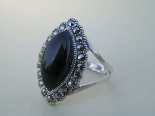 Classy solid sterling silver onyx ring - weight 4.1 g.