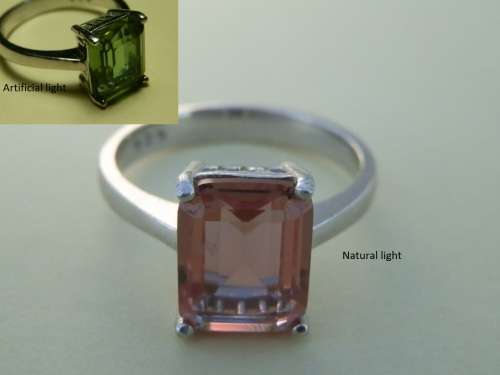 Amazing solid sterling silver color-shifting Zultanite ring - weight 3.4 g.