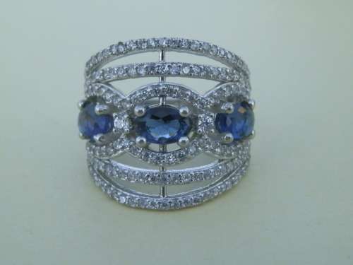 Sparkling solid sterling silver ring - weight 5.3 g.