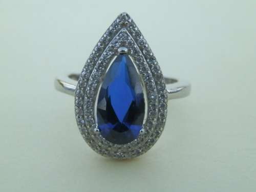 Elegant solid sterling silver blue sapphire ring - weight 4.7 g.