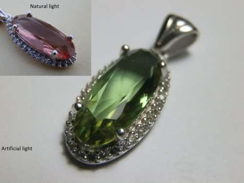 Stylish solid sterling silver color shifting Zultanite pendant - weight 2.5 g.