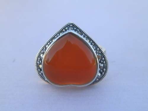 Elegant solid sterling silver jade ring - weight 7.1 g.