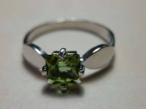 Gorgeous solid sterling silver color changing Zultanite ring - weight 2.2 g.