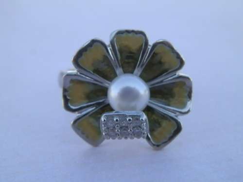 Cute solid sterling silver pearl ring - weight 4.6 g.