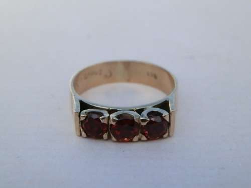 Magnificent solid 9 ct gold ring - weight 3.8 g.  Thirty (30) days to pay