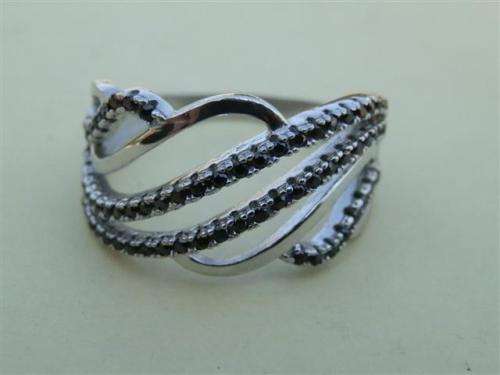 Charming solid sterling silver ring - weight 4.1 g.