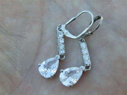 Elegant solid sterling silver earring - weight 3.9 g.