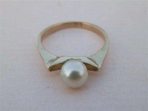 Charming solid 9 ct gold pearl ring - thirty (30) days to pay