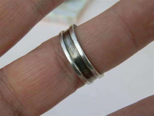 Very nice solid sterling silver ring - weight 3.7 g.