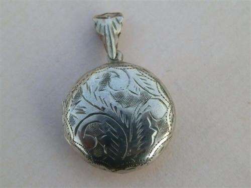 Pretty solid sterling silver locket - weight 4.5 g.