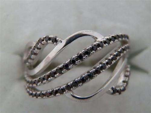 Stunning solid sterling silver ring - weight 4.3 g.