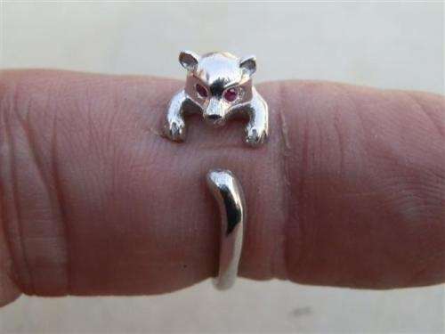 Adorable solid sterling silver lion cub, with ruby eyes, ring - weight 3 g.