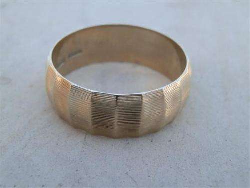 Striking solid 9 ct gold ring - weight 4.9 g.