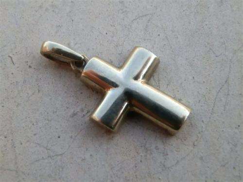 Lovely solid 9 ct gold cross pendant
