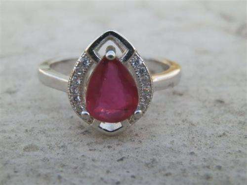 Stunning solid sterling silver natural ruby ring - weight 3.2 g.