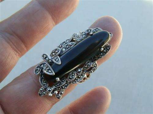 Extraordinary solid sterling silver onyx ring - weight 12.6 g.
