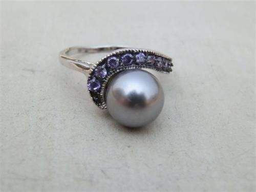 Elegant solid sterling silver pearl ring - weight 4.3 g.