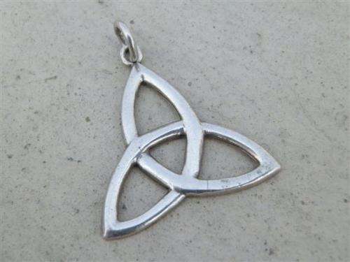 R95.00 SALE!!  Interesting solid sterling silver pendant - weight 2.4 g.