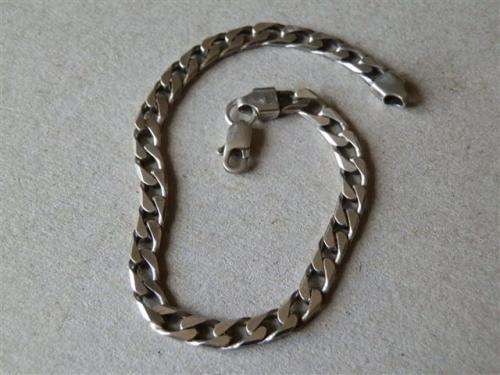 Sturdy solid sterling silver bracelet - weight 6.9 g.