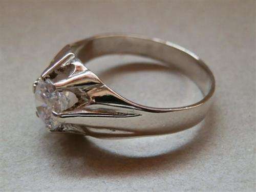 Striking solid sterling silver ring - weight 6.13 g.
