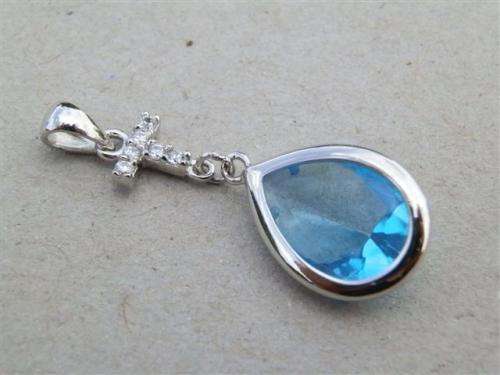 Elegant solid sterling silver pendant - weight 2.18 g.