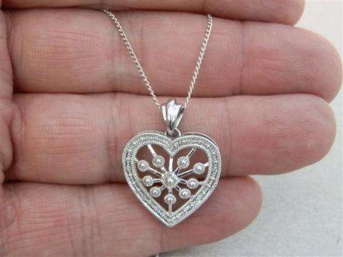 Charming solid sterling silver diamond pendant and chain - weight 3.34 g.