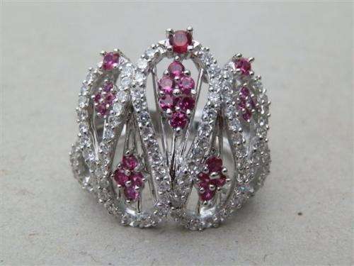 Magnificent solid sterling silver ruby ring - weight 8.89 g.