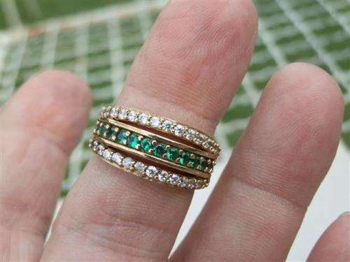 Elegant sterling silver emerald ring - weight 5.29 g.